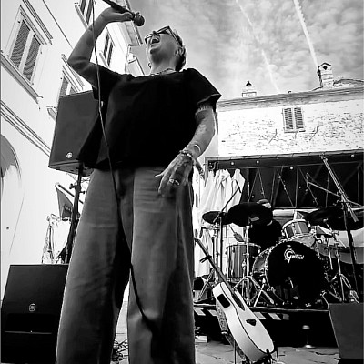 La Luna, cantautrice toscana pop/rock